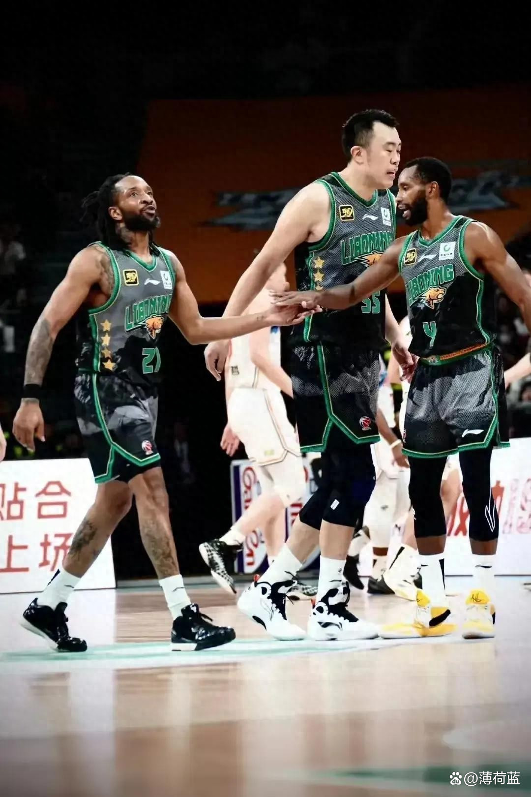 包含激烈争夺！球场上对决引发球迷狂热的词条