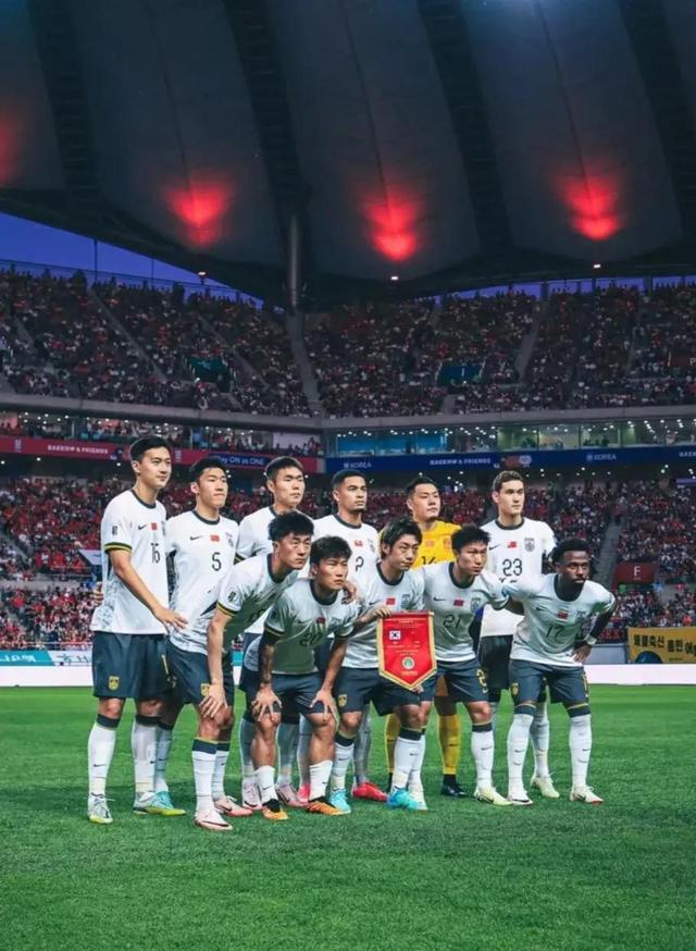 球员在比赛中突破困境，全力以赴拼搏