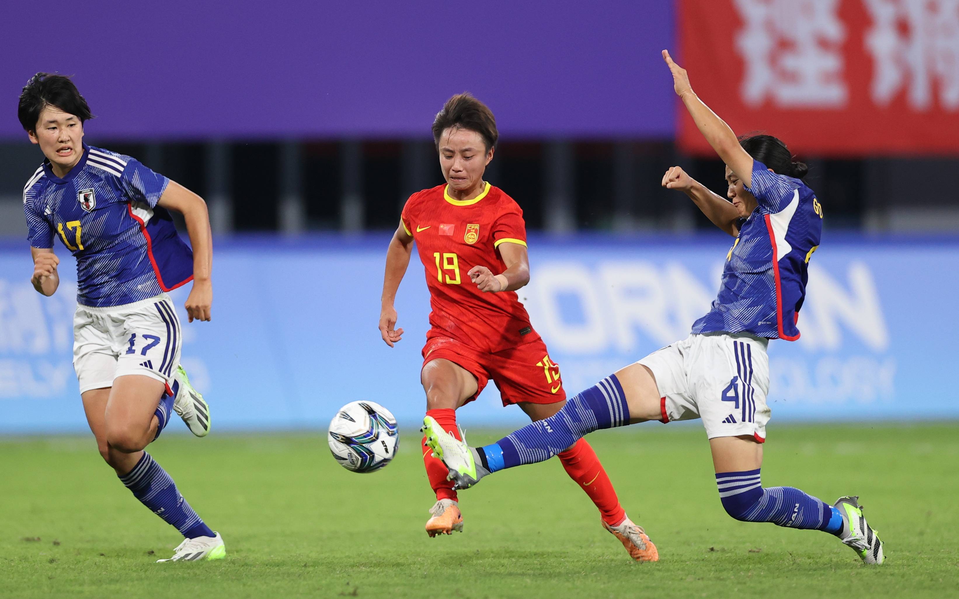 中国女足球员在国际比赛中表现稳定取胜
